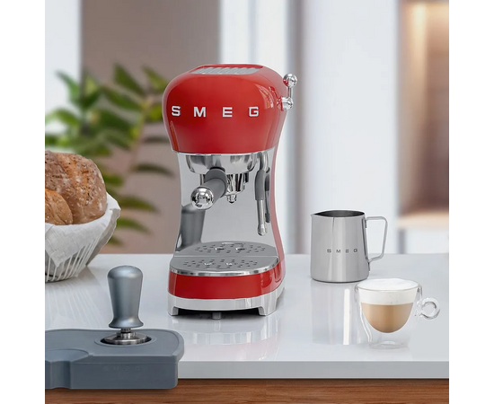  Эспрессо кофемашина Smeg ECF02RDEU красный стиль 50-х, регулируемая температура кофе, давление 15 бар, емкость контейнера для воды 1.1 л 